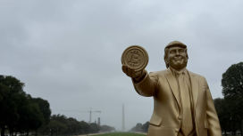 Altın Bitcoin heykeliyle Trump’a kripto övgüsü
