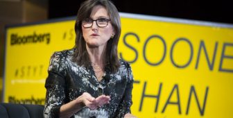 Cathie Wood: Kripto Cüzdan Kullanımı Artsa da ETF’ler Cazibesini Yitirmeyecek